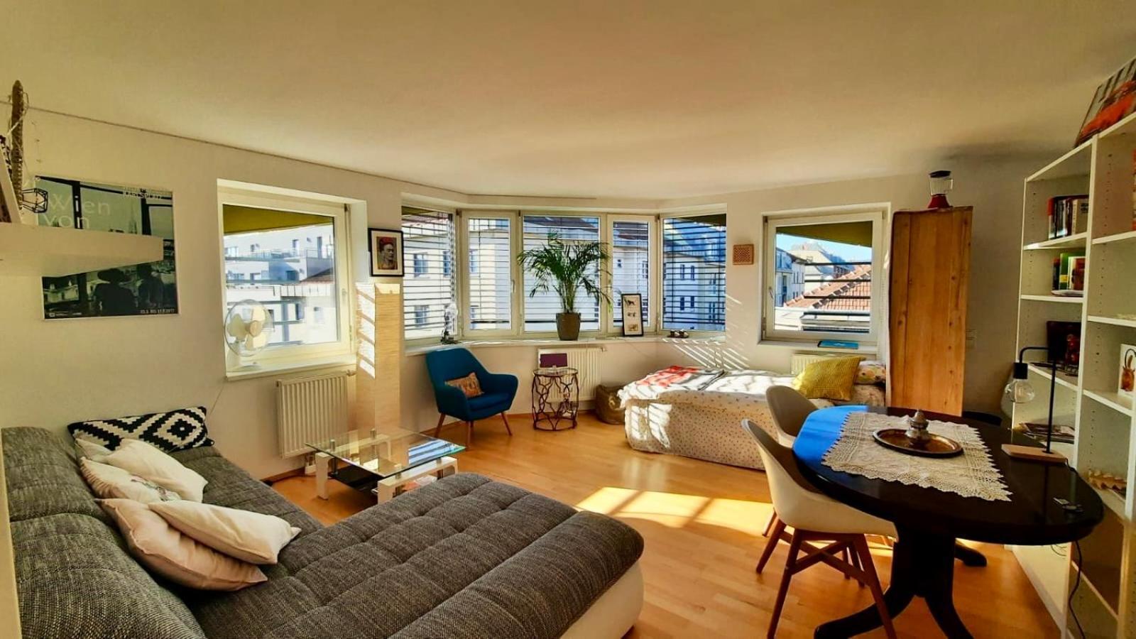 Charming Flat On Top Floor With Great View Wien